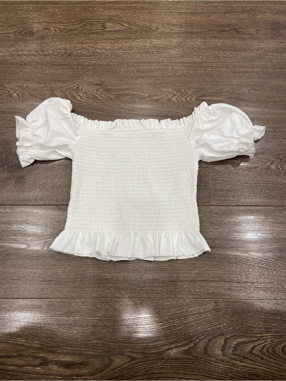 White Smocked Puff-Sleeve Crop Top — Women's - Picture 2 of 4